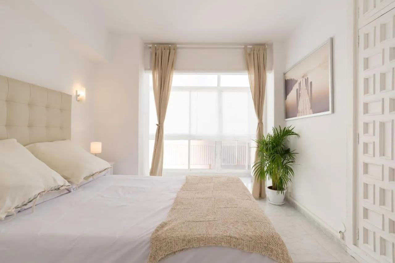 Bright Beachfront Apartment Μάλαγα